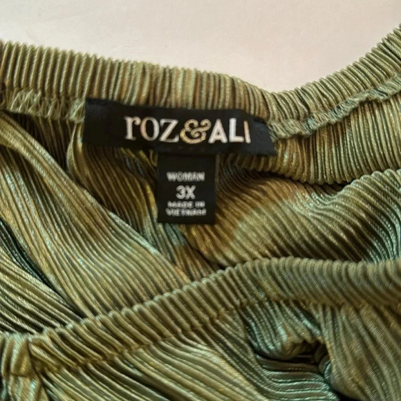 Roz&Ali Pleated off the Shoulder Blouse - Picture 5 of 6